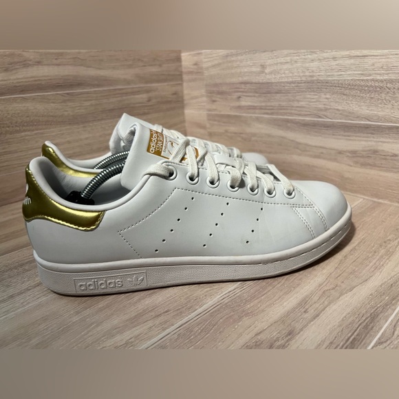 Stan smiths women Adidas size 8.5 with gold detail - Picture 9 of 11